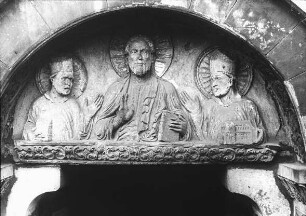 Hildesheim, St. Godehard, ehem. Benediktiner-Klosterkirche, westl. Nordportal, Tympanon, Halbfigur Christi, flankiert von Hl. Godehard und Hl. Epiphanius