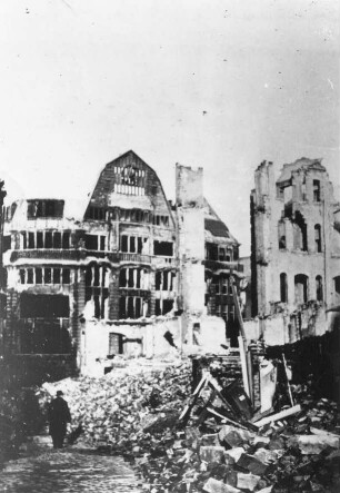 Beschädigtes Kaufhaus Knoop am Brühl
