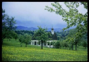 Ebringen: Berghauser Kapelle mit düsteren Schwarzwaldbergen