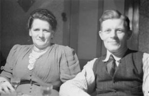 Zweiter Weltkrieg. Auf Heimaturlaub. Wohl Familienmitglieder des Fotografen