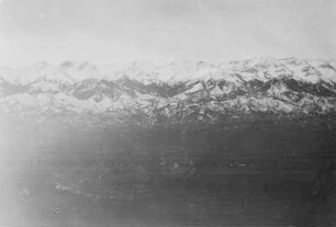 Panorama eines Gebirgszugs : Panorama eines schneebedeckten Gebirgszugs im Tian Shan Hochgebirge. Im Vordergrund eine Ebene