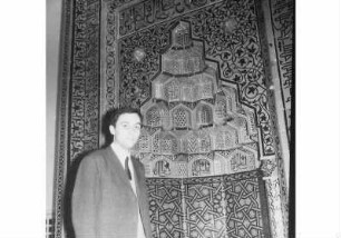 Aufstellung des Museums für Islamische Kunst im Pergamonmuseum, Volkmar Enderlein vor der Gebetsnische im Seldschuken-Saal (Raum 13)