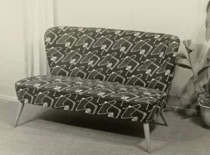 Sofa : Sofa (1956; Polstermöbelkombinat Rabenau-Oelsa) in Ausstellungskoje