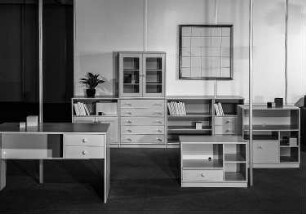 Berlin. VEB Möbelkombinat Berlin (MKB). Hausmesse, 1986. Ausstellungskoje mit Anbaumöbeln (1986; VEB Möbelkombinat Berlin (MKB))