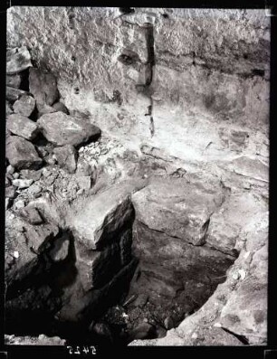 Stiftskirche; Grabung 1933, südliches Ende der Kryptamauer