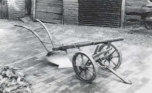 Landwirtschaftliches Arbeitsgerät in Sabrodt : Land- und Viehwirtschaft - Bodenbearbeitung und -pflege. Ort: Zabrod / Sabrodt. Hölzerner Karrenpflug.