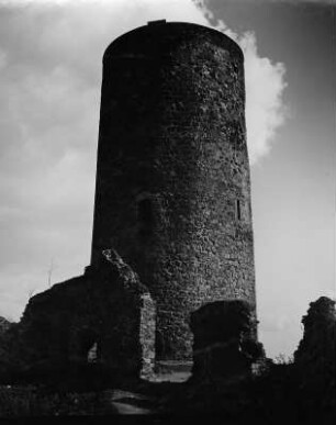 Nürburg. Ruine der Nürburg (vor 1166). Bergfried