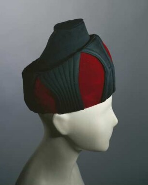 Turbanähnliche Kopfbedeckung aus rotem Samt und schwarzem Stoff mit abgesteppten Formen (Archivtitel)