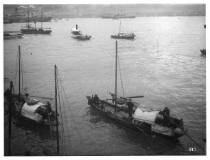 Einheimische in Sampanbooten vor der Küste : Weltreisen. Einheimische in Sampanbooten in der Bucht vor Hongkong
