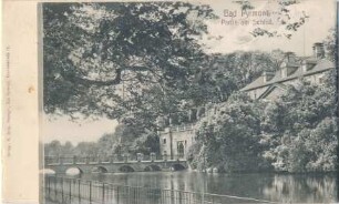 Fürstliches Schloss Pyrmont mit Laubengang im Kurpark