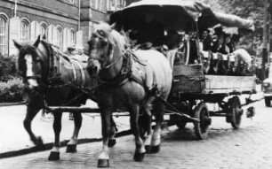 Triebischtal-Garsebach. Fahrt von Angehörigen der Meißner Porzellanmanufaktur mit dem Wagen der Barthmühle, Kutscher: Gerhard Barth, Repro