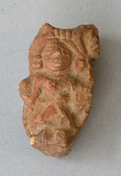 Figurine en argile (fragment de récipient)