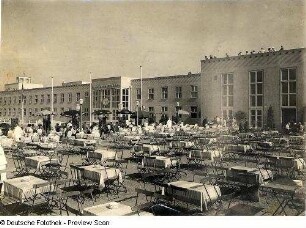 Dresden-Klotzsche. Flughafen. Abfertigungsgebäude (Hansa-Haus). Eingangsseite über den Gästegarten der Flughafengaststätte