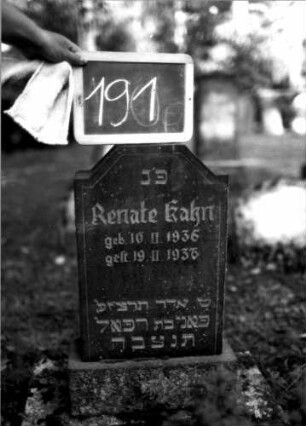 Grabstein 191 (Index: 100109685) Material: Granit Zustand: gut Maße HxBxT: 87x32x10 cm Beschreibung: Stele, Sockel, eingezogener abgeflachter giebelartiger Abschluß Besonderheit: Kindergrab: Grabstein 191