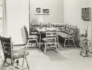Sitzgruppe : Ausstellungskoje mit Küchenmöbeln (Stilmöbeln) des VEB Stil- und Polstermöbel Rabenau. Schaukelstuhl und Sitzgruppe