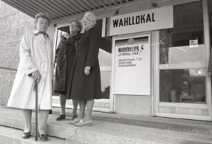 Frauen vor Wahllokal