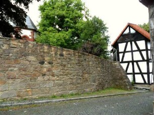 Ansicht von Südosten mit Kirchhofmauer von Ortsseite-Wehrgang mit Steinbrüstung im 18 Jh abgetragen