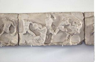 Abguß: Relief vom Südfries des Tempels der Athena Nike in Athen