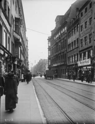 Dresden-Altstadt. Wilsdruffer Straße. Blick über die belebte Straße zum Altmarkt