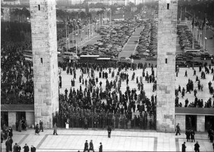 Berlin: Reichssportfeld; Publikum strömt zum Olympiaportal; Blick auf das Mitteltor und Parkplatz