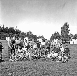 Franz-Spliedt-Heim: Jugendheim des Deutschen Gewerkschaftsbundes (DGB-Nordmark): Seebergen: Internationales Kinderdorf: Kindergruppe der Arbeiterwohlfahrt (AWO) Ahrensburg mit Betreuern: hinten Wohnbungalows