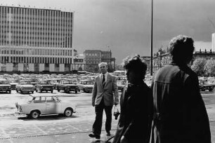Blick vom Palast der Republik auf das Ministerium für Auswärtige Angelegenheiten und die Straße "Unter den Linden"