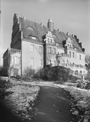 Weißig. Blick auf das Schloss vom Park aus gesehen (1907-1908; W. Lossow, M. H. Kühne)