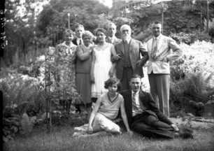 Wernigerode. Familienportrait der Familie Knochenhauer (stehend 2. von rechts: Bruno Knochenhauer), aufgenommen in einem Garten
