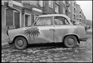 Mit Palmen bemalter PKW Trabant