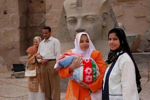 Luxor - Ägyptische Frauen : Ägypter im Luxor Tempel von Luxor, aufgenommen 2006