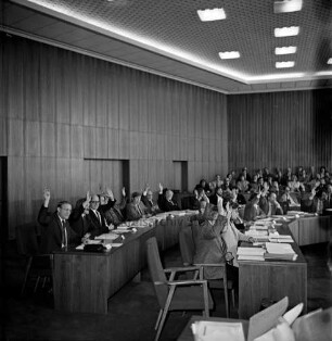 Kreistagssitzungssaal: Kreistagssitzung: Blick vom Podium auf links sitzende Kreistagsabgeordnete
