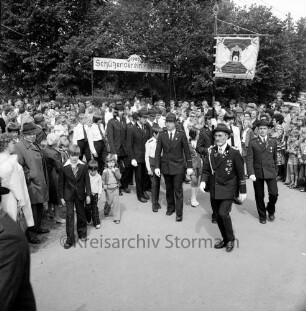 Volks- und Schützenfest: Schützenverein Sprenge und Umgebung e.V.: Festumzug: Sprenger Jungschützen mit ihrem Betreuer Rudi Grospitz