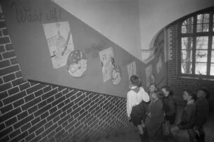 Wilhelm-Wundt-Schule (Zentralschule) in Tangerhütte bei Stendal : Schüler vor Sichtwerbung für den Fünfjahrplan