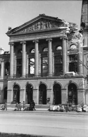 Bukarest: Bomben auf Bukarest, zerstörte Universität, griechische Giebel