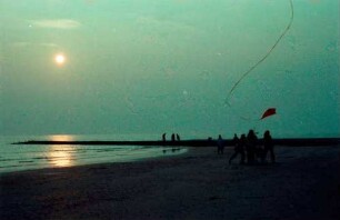 Norderney: Strand bei Ebbe, mit Drachen und Sonnenuntergang