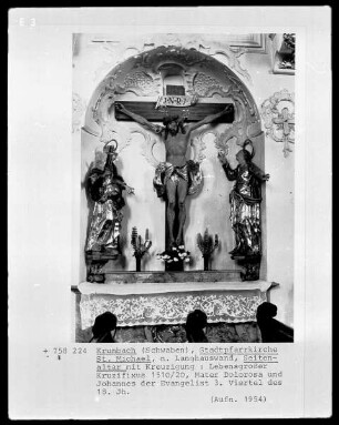 Seitenaltar mit Kreuzigung