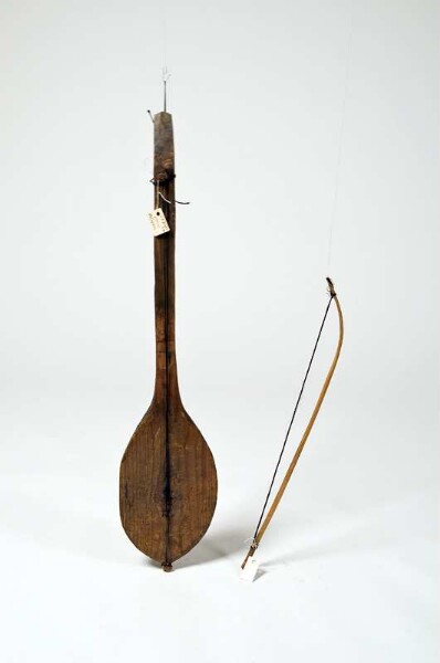 Bowl-necked lute with bow