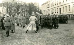 Dresden-Neustadt, Marienallee. Einweihung der Infanterieschule der Reichswehr am 18.11.1926. Generalfeldmarschall Paul von Hindenburg und Begleitung vor einer Front angetretener Kursanten auf dem Appellplatz