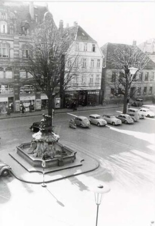 Donopbrunnen mit parkenden Autos. Detmold. Marktplatz