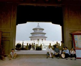 Gruppe von Menschen und Blick auf den Himmelstempel (China 1959)