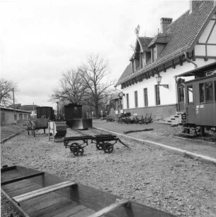 Spreewaldbahnhof Burg : Burg (Spreewald), Am Bahnhof 1. Ehemaliges Bahnhofsgebäude (1898) der Spreewaldbahn ("Spreewald-Guste", 1970 stillgelegt; seit 1995 Erlebnisgastronomie). Ansicht mit Ausstellungsstücken von der Gleisseite