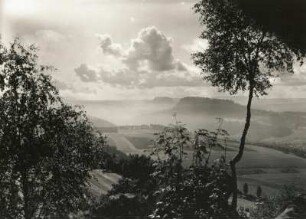 Sächsische Schweiz. Blick bei Talnebel vom Kleinen Bärenstein nach Südost