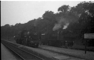 Sigmaringendorf, links Deutsche Bundesbahn P8, rechts Lok 141 der HzL, Übergangsschild von 1901 zur Landesbahn; Foto veröffentlicht 2002