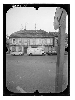 Bützow, Gödenstraße. Wohnhaus mit Durchfahrt. Straßenfront