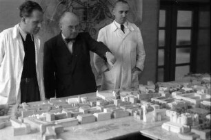 Stuttgart: Die Leiter des Stadtbauamtes vor Stadtmodell, Heier, Baudirektor Gonser, Kesseler
