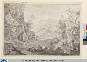 Gebirgslandschaft mit Straße am Felsen
