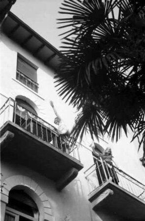 Malcesine: Gardasee, zwei Mädchen auf dem Balkon des Hotel Malcesine