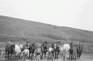 Zweiter Weltkrieg. Frontbilder. Rußland, Oblast Belgorod. Franz Grasser und andere Angehörige der deutschen Wehrmacht mit Pferden in einem Tal