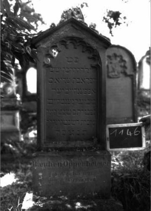 Grabstein 1146 (Index: 100104256) Material: Sandstein Zustand: gut erhalten, im Giebel beginnende Verwitterung Maße HxBxT: 154x45x12 cm Beschreibung: Stele auf getrepptem Sockel, giebelartiger Abschluss mit Verdachung, darauf Giebelakroter und Akanthusaufsätze, Schriftfeld rundbogig eingetieft, innen mit Rundbogenfries Symbolik: Rundbogenfries, Akanthus Besonderheit: Kind: Grabstein 1146