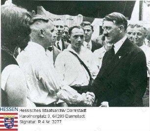 Hessen (Volksstaat), 1932 Juli 7 / Propaganda der NSDAP anlässlich des 2. Wahlgangs der Reichspräsidentenwahl / Adolf Hitler (1889-1945) in Frankfurt am Main, Hände schüttelnd